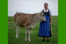 Junge Frau mit Kalb