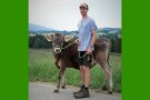 Junger Mann mit Kalb