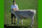 Junger Mann mit Kalb