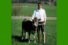 Junger Mann mit Kalb