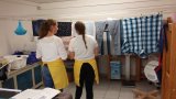 Zwei Studierende betrachten Wäsche an der Leine
