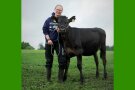 Junge Frau mit Kalb
