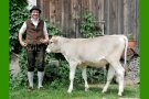 Junger Mann mit Kalb