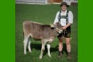 Junger Mann mit Kalb