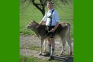 Junger Mann mit Kalb