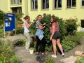 Studierende im Garten