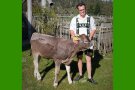Junger Mann mit Kalb