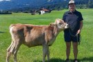 Ein junger Mann mit einem Kalb