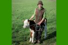 Junger Mann mit Kalb
