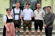 Ein Gruppenfoto mit fünf Menschen