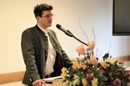 Ein Mann hält eine Rede