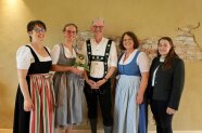 Ein Gruppenfoto, vier Frauen und ein Mann in Tracht