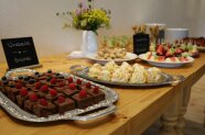 Ein Kuchen- und Obstbuffet