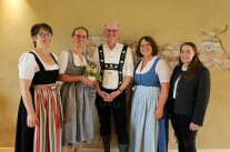 Ein Gruppenfoto, vier Frauen und ein Mann in Tracht