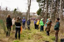 Eine Gruppe Frauen steht in einem Wald